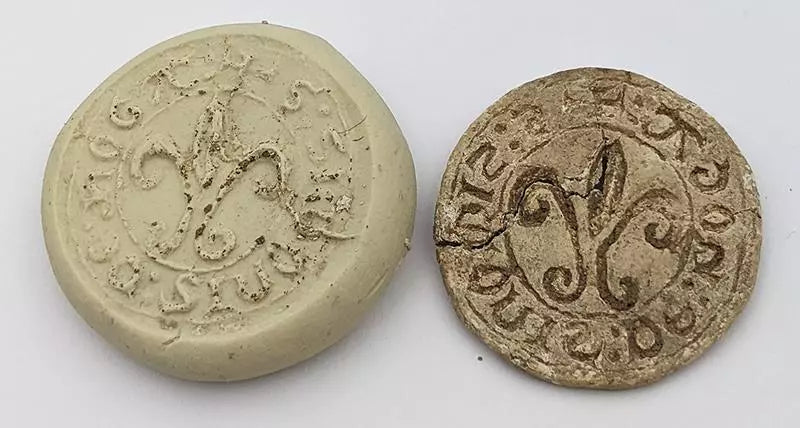 RARE 13TH / 14TH Century Medievel Fleur-De-Lis and intaglio Letter Seal