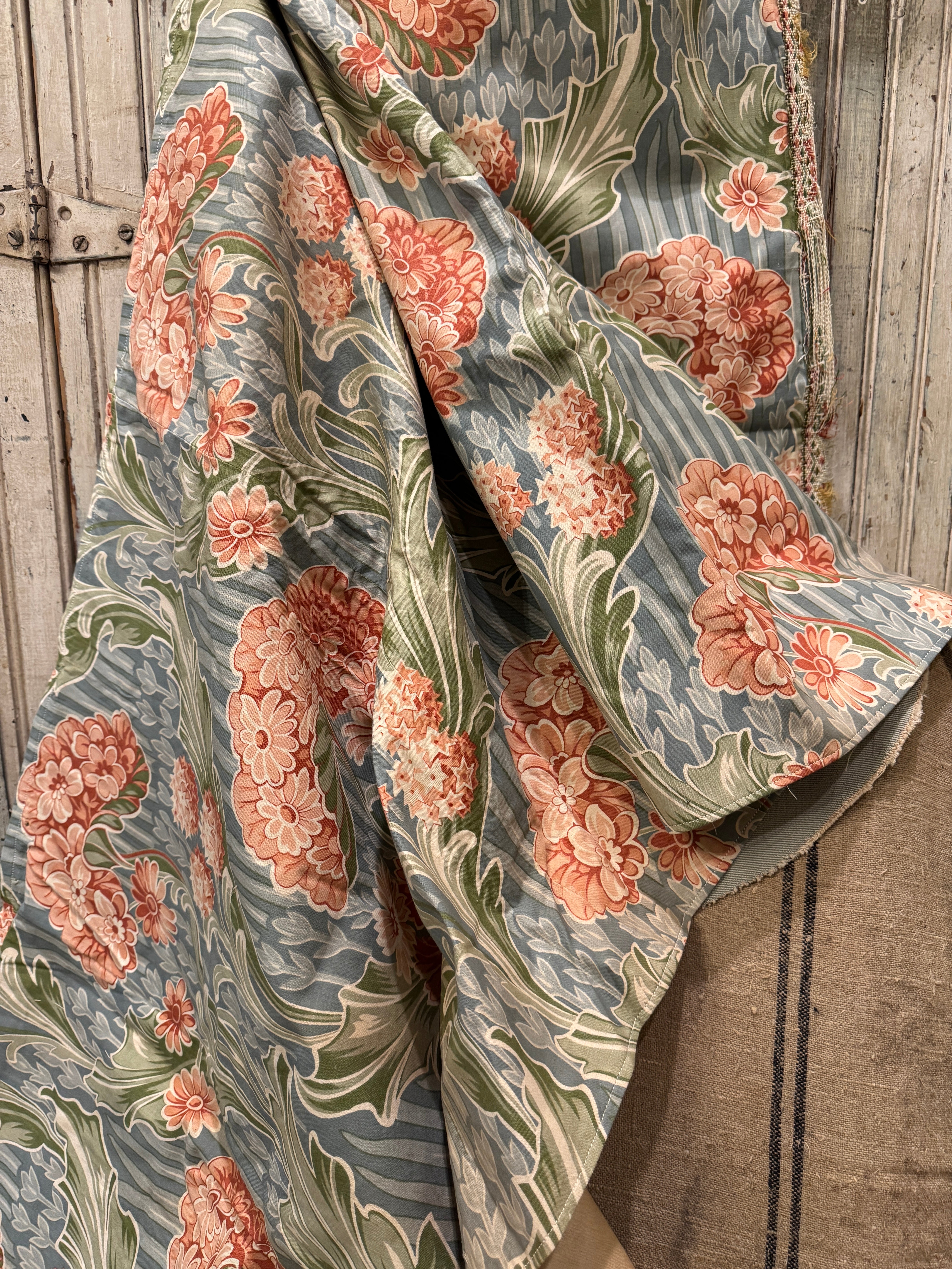 Beautiful Art Nouveau Silk Lined Border *