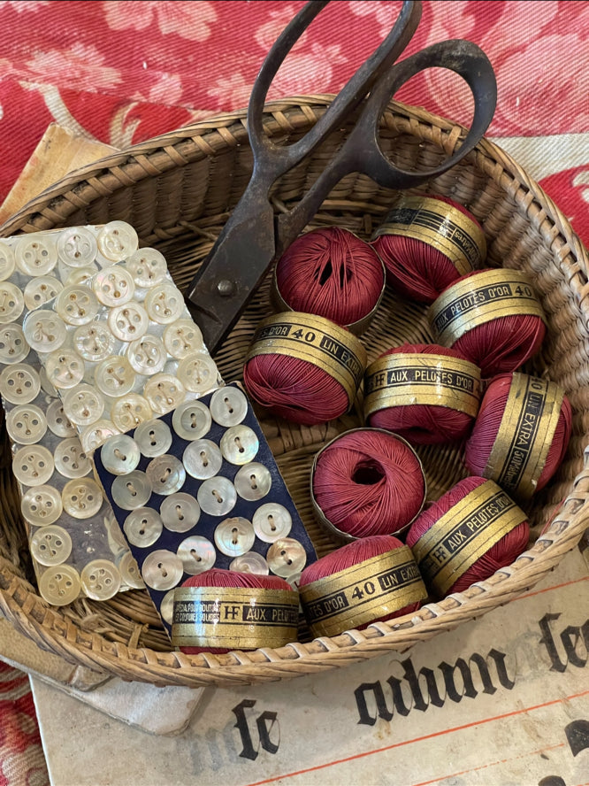 Haberdashery Collection of Burgundy Linen AUX Pelotes D'or Thread