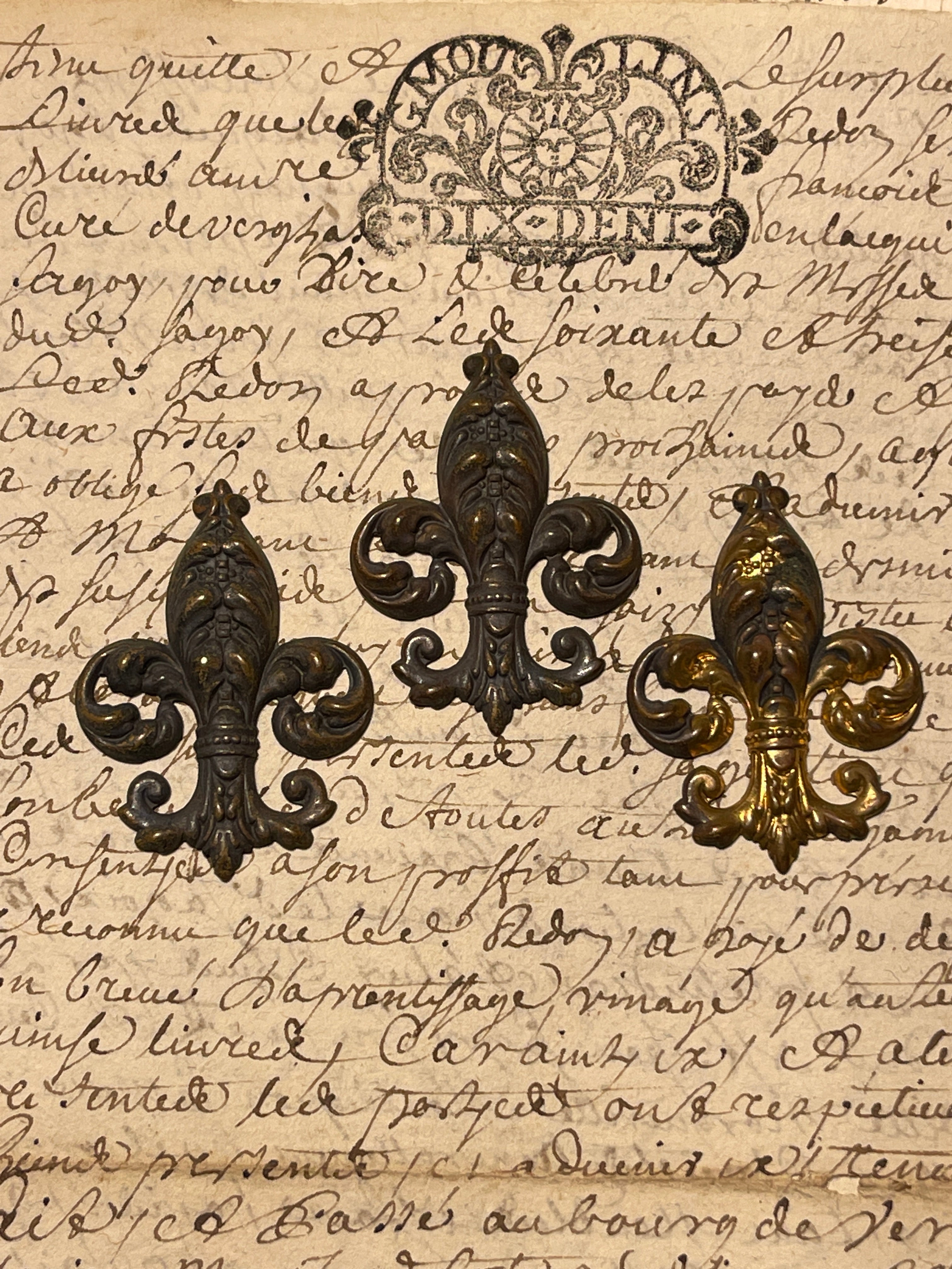 Vintage Style Ornate Fleur De Lis - Medium
