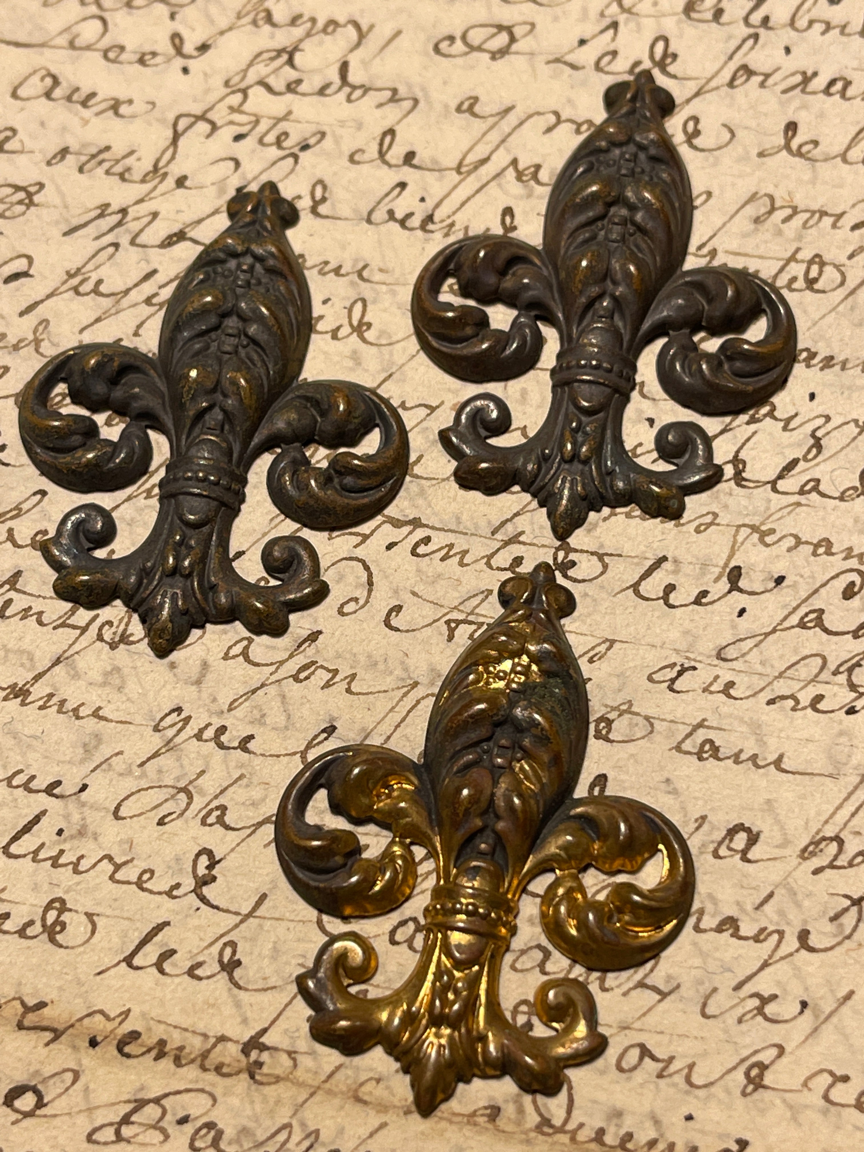 Vintage Style Ornate Fleur De Lis - Medium
