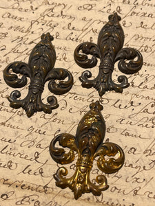 Vintage Style Ornate Fleur De Lis - Medium
