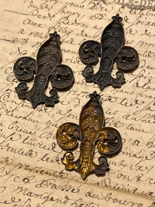 Vintage Style Ornate Fleur De Lis - Medium