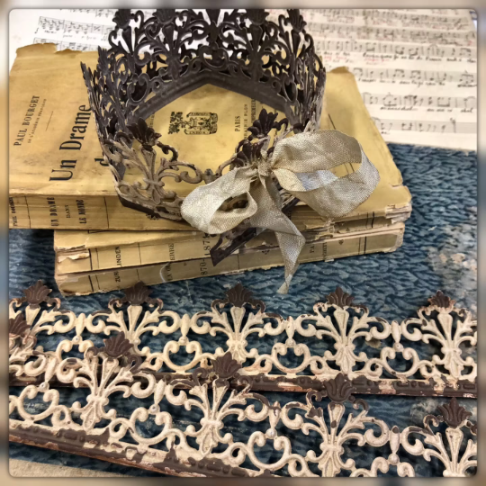Antique Style Metal Chippy White Trim